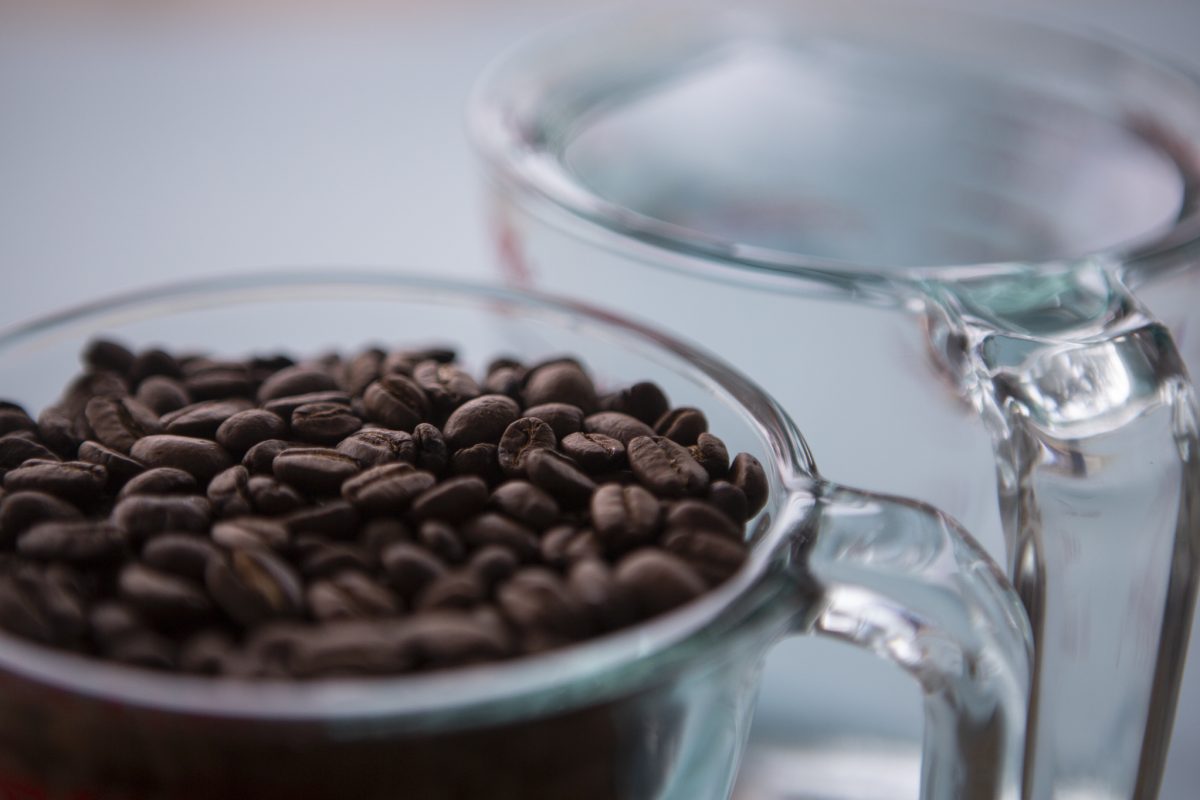 Įprastos kavos puodelyje yra daug kofeino, o kavos be kofeino – labai mažai